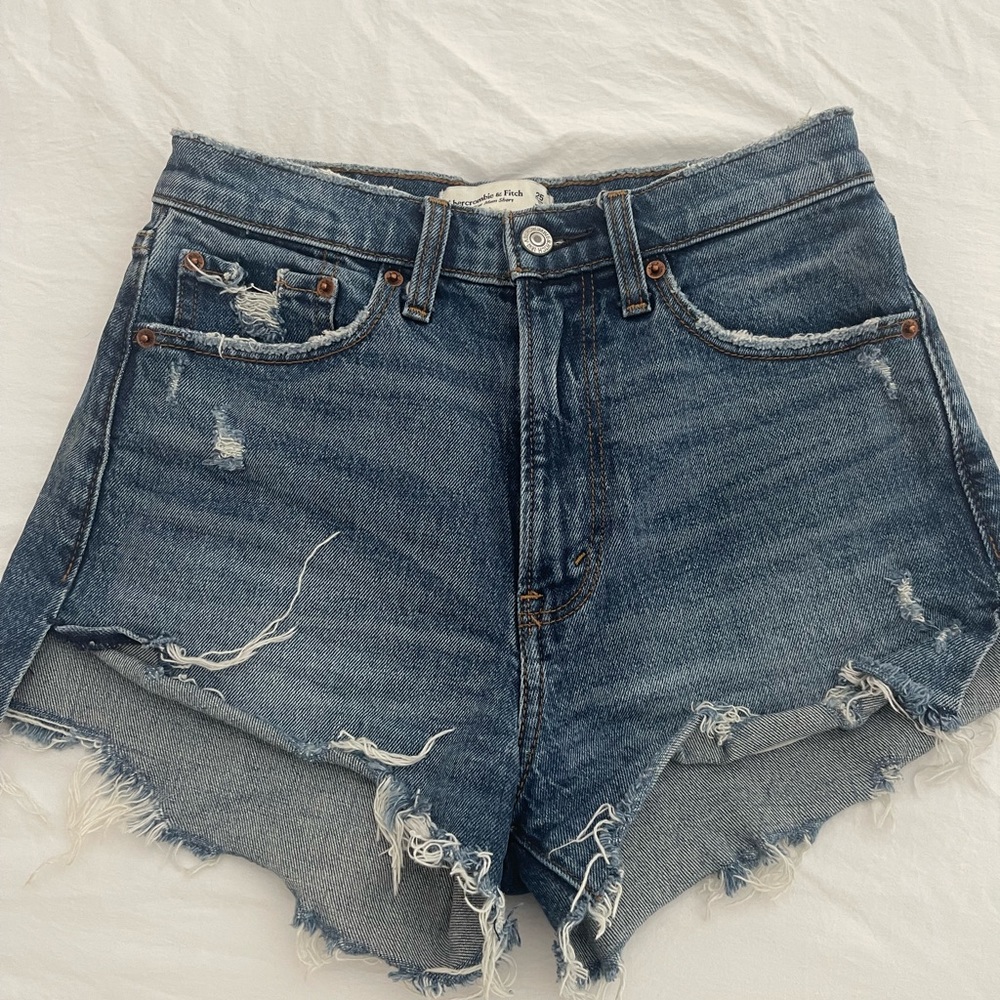 Abercrombie high rise mom jean shorts, size 0/25, medium wash